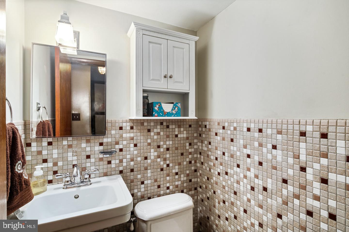 10108 West Keswick Road Philadelphia, PA 19114 - Photo 11 of 38 Convenient half bath