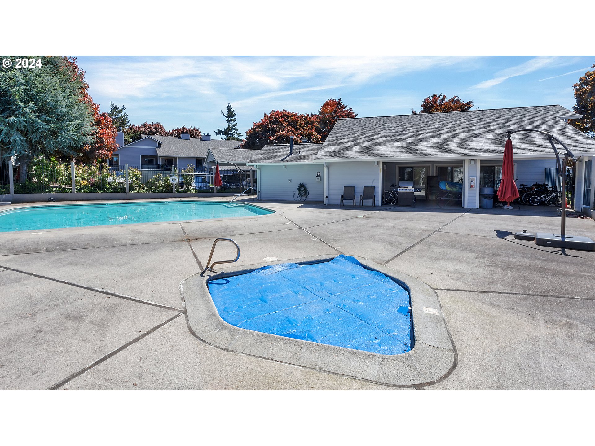 86 Kingsgate Road, Unit I201 Lake Oswego, OR 97035 - Photo 34 of 47 Community Pool