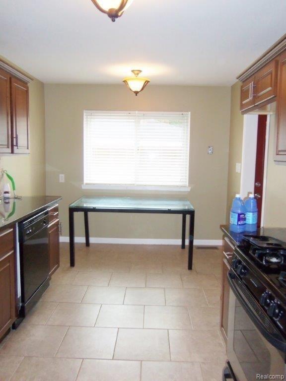 24654 Ridgecroft Avenue Eastpointe, MI 48021 - Photo 8 of 22 7.jpg