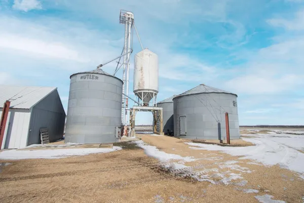 $599,900 | 48994 County Road 13, St. Peter, MN 56082