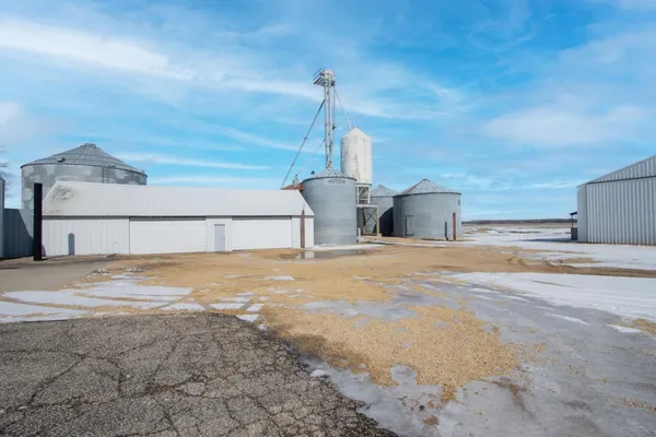 $599,900 | 48994 County Road 13, St. Peter, MN 56082