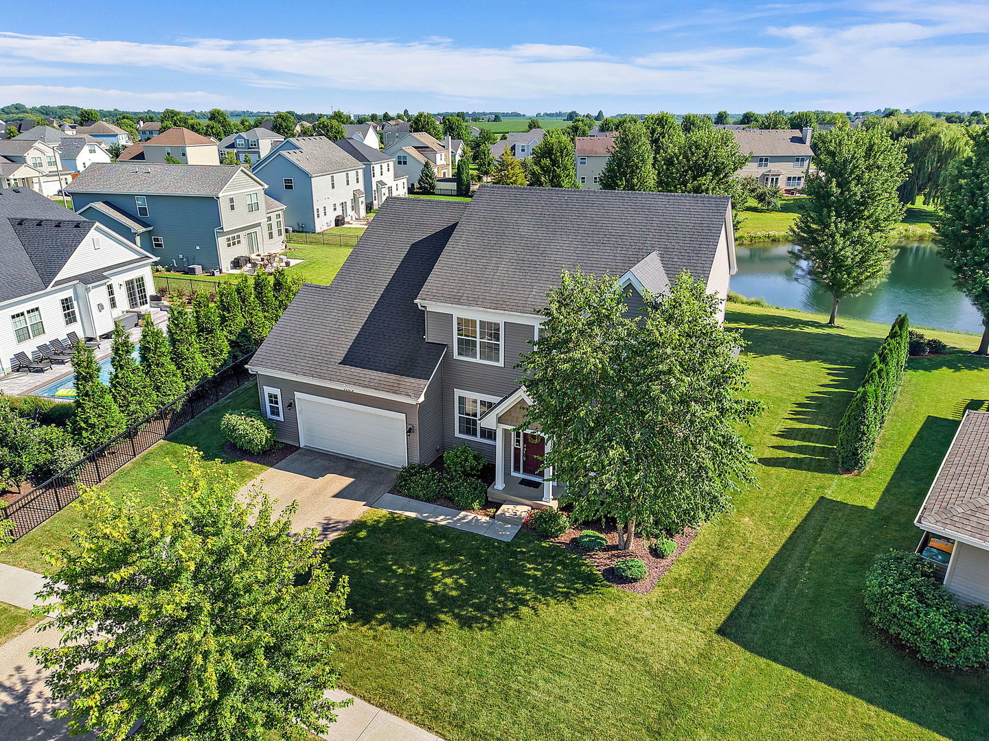 1109 Nottingham Road Sycamore, IL 60178 - Photo 35 of 44 an aerial view of a house with a garden