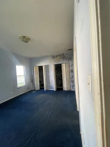 a view of empty room with window