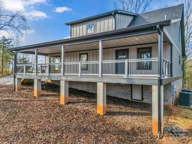 a view of a yard with plants