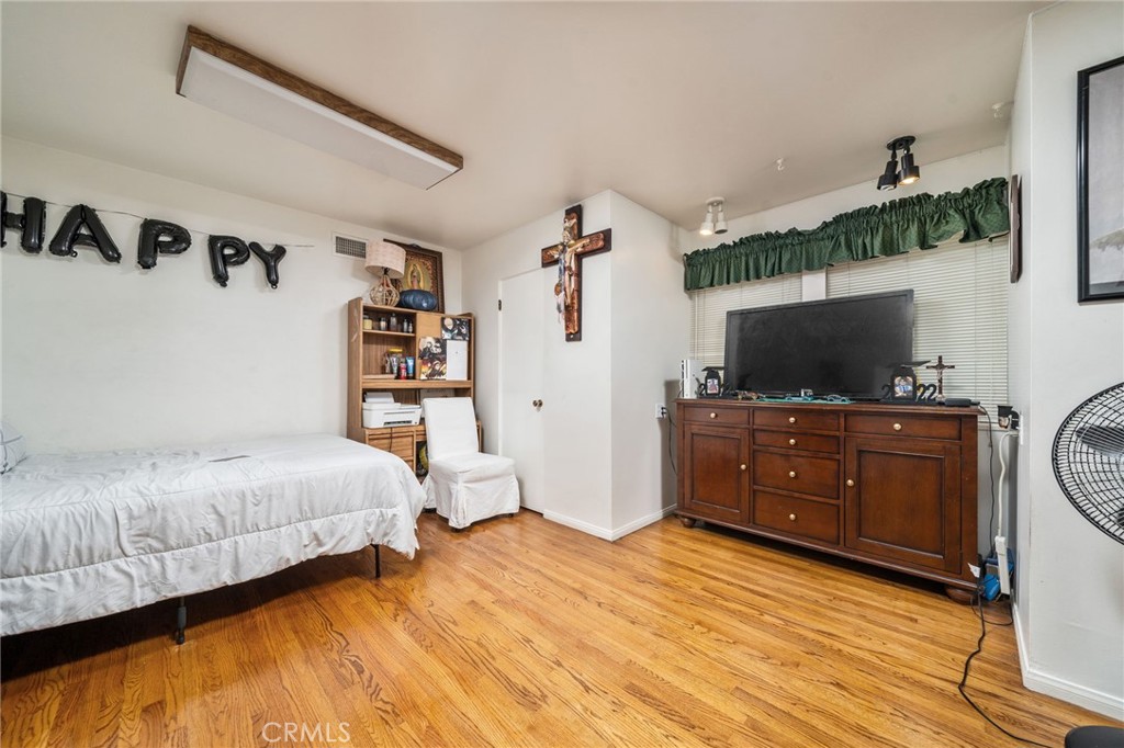5035 Carlingford Avenue Riverside, CA 92504 - Photo 21 of 32 a bedroom with a bed and flat screen tv