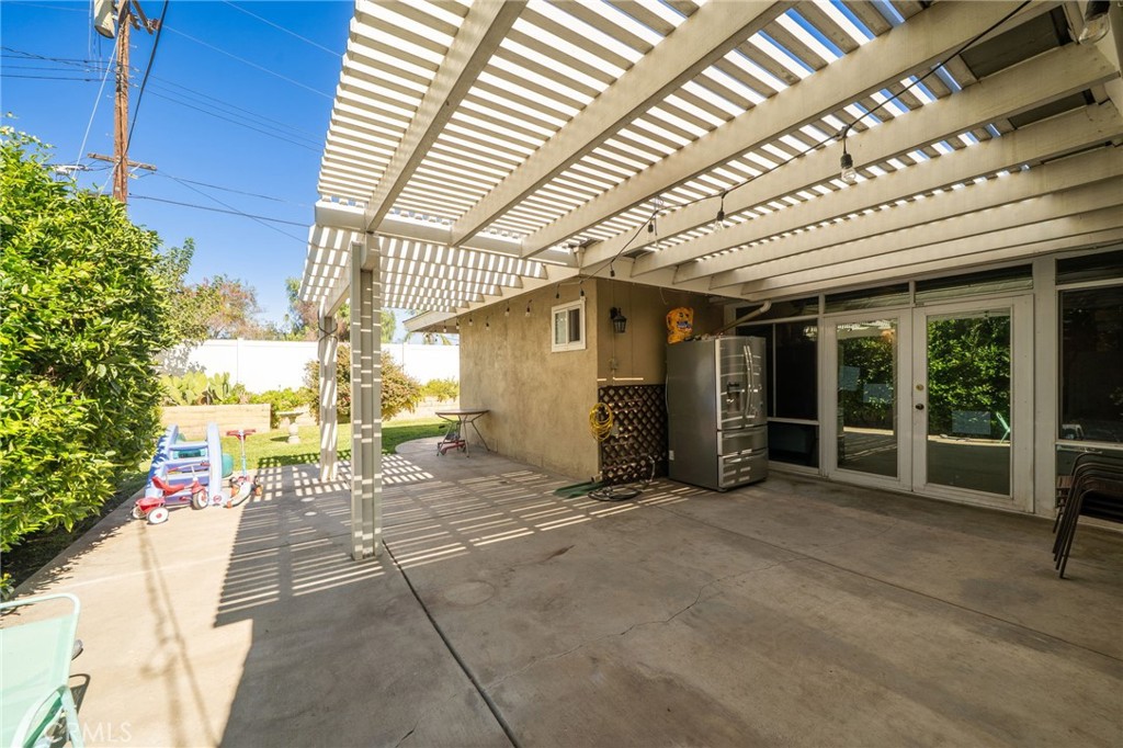 5035 Carlingford Avenue Riverside, CA 92504 - Photo 25 of 32 a view of a patio with table and chairs and potted plants