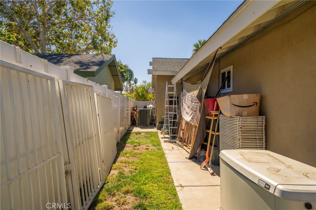 5035 Carlingford Avenue Riverside, CA 92504 - Photo 31 of 32 a backyard of a house