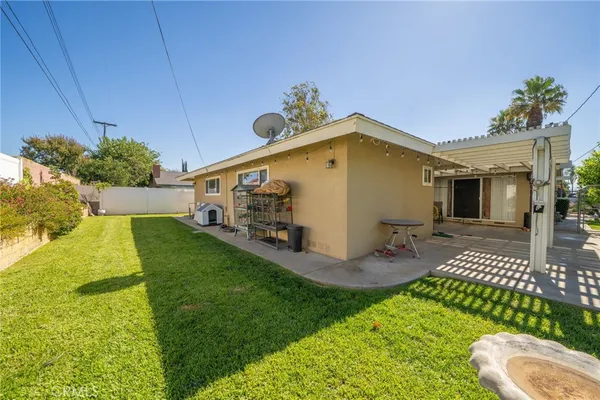 a view of a house with backyard