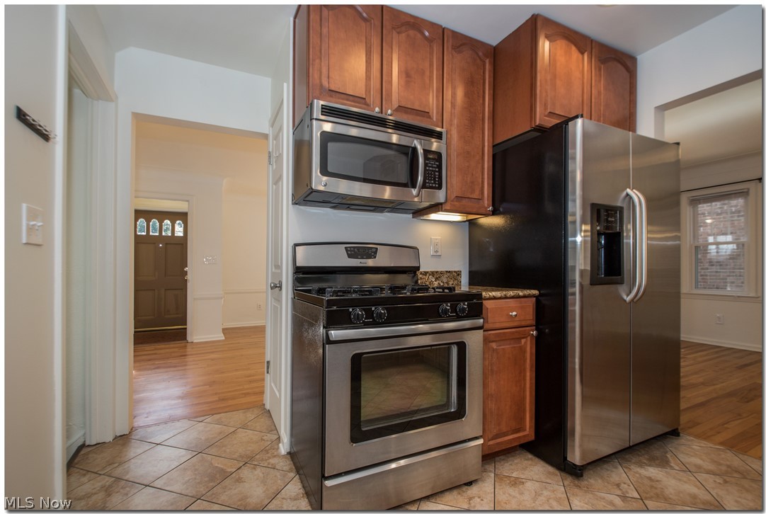 2416 Fenwick Road Cleveland, OH 44118 - Photo 8 of 35