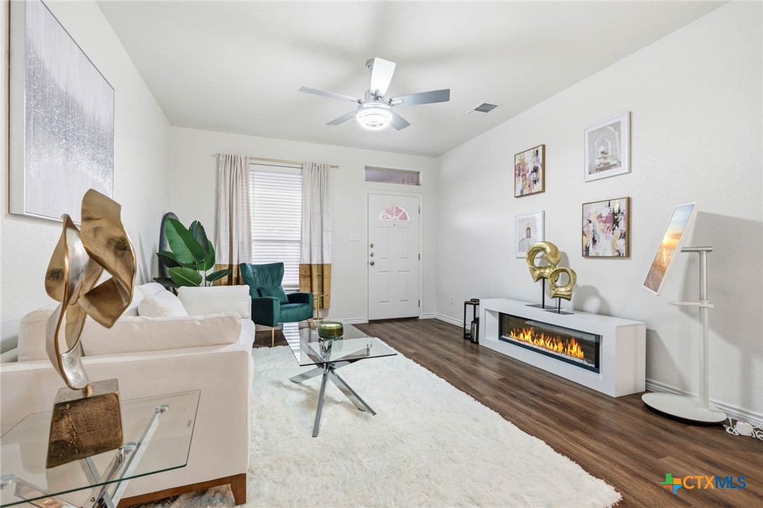 5112 Rose Gdn Loop Killeen, TX 76542 - Photo 7 of 20 a living room with furniture and a chandelier