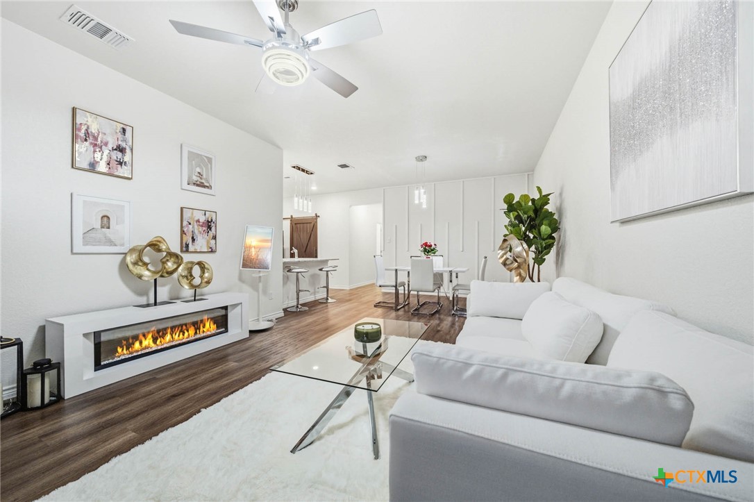 5112 Rose Gdn Loop Killeen, TX 76542 - Photo 8 of 20 a living room with furniture and painting on the wall