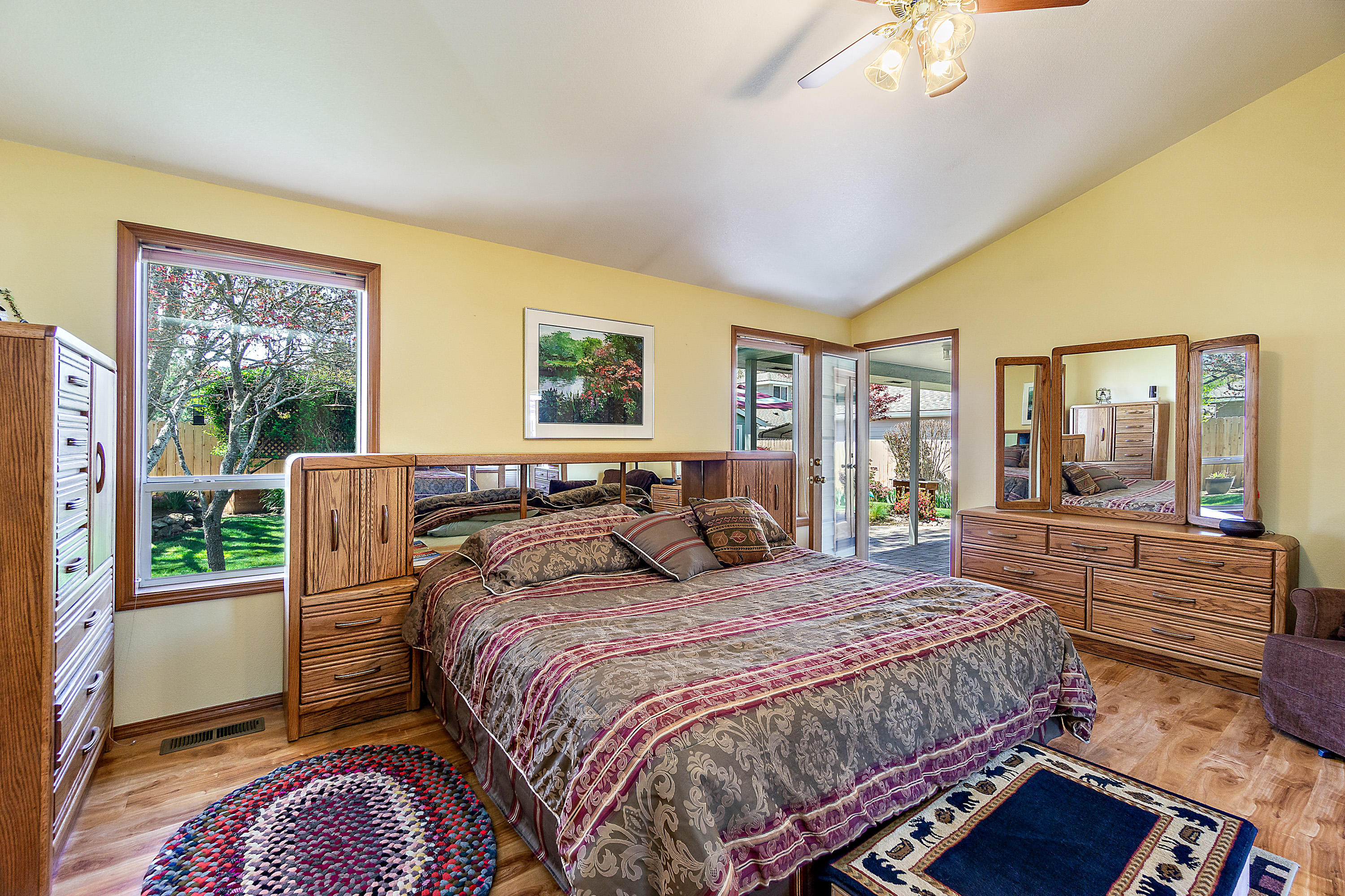 268 Vincent Court Central Point, OR 97502 - Photo 11 of 27 Primary Bedroom with Patio Access