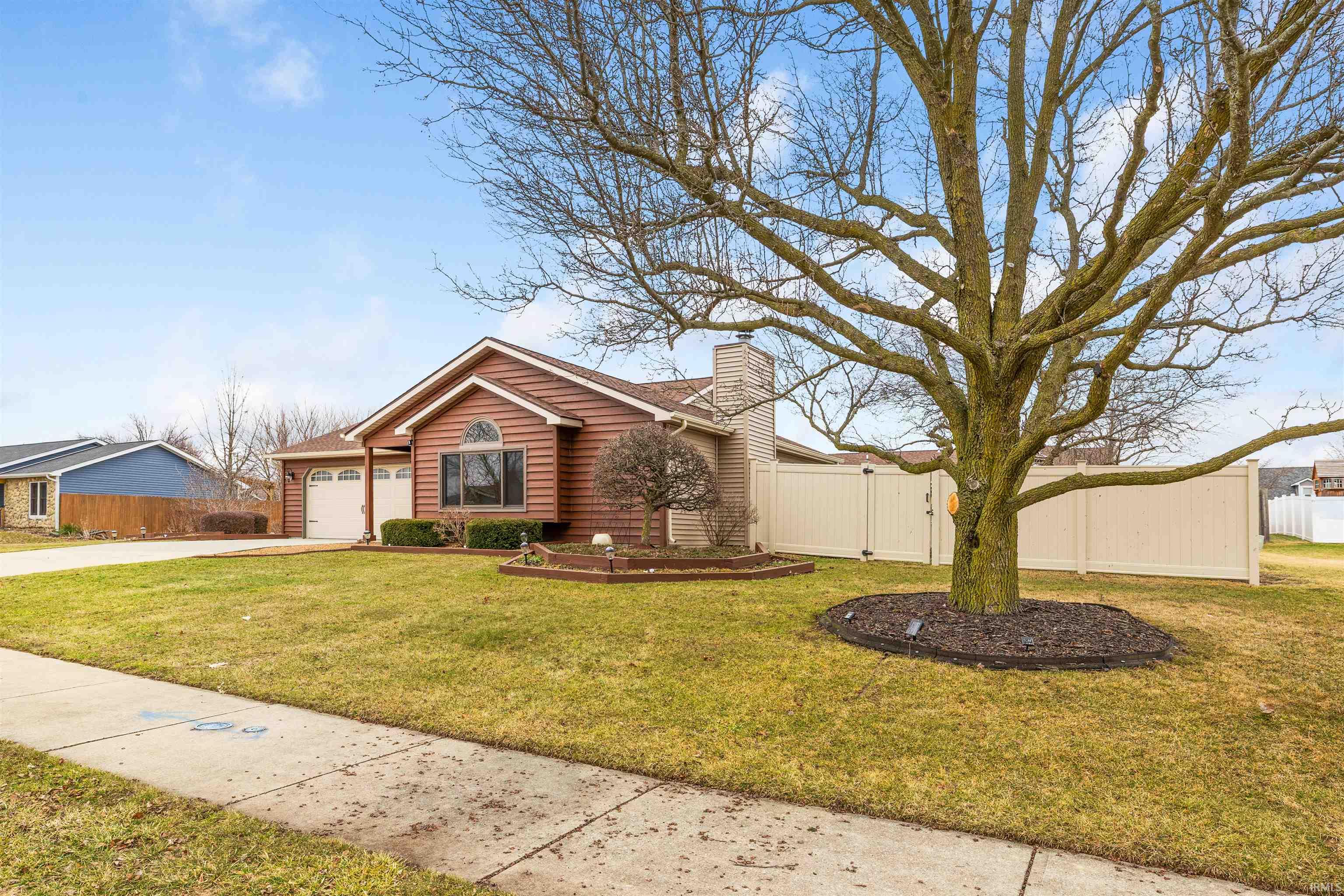 210 Knoll Ridge Boulevard Kendallville, IN 46755 - Photo 2 of 33
