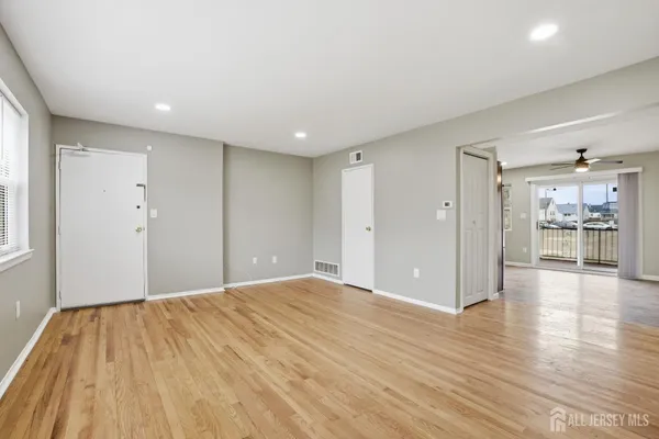 $2,450 | 160 Evergreen Road, Unit 14A, Edison, NJ 08837