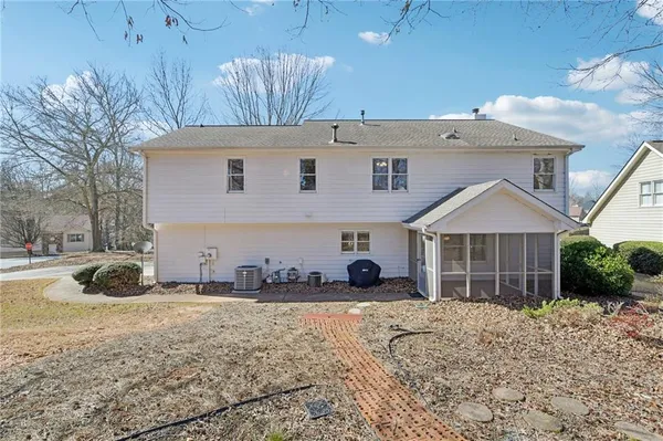 a view of a house with a yard