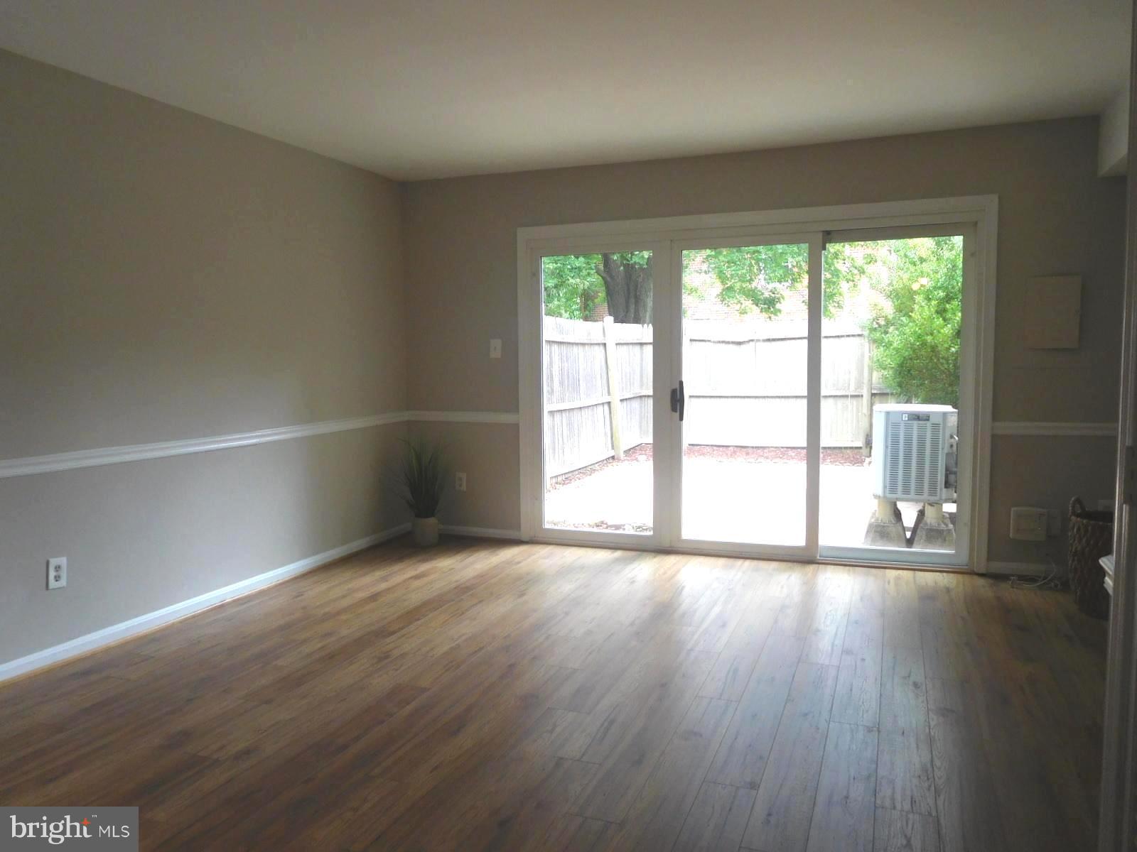 8541 Barrington Court, Unit 917 Springfield, VA 22152 - Photo 4 of 26 Living Room