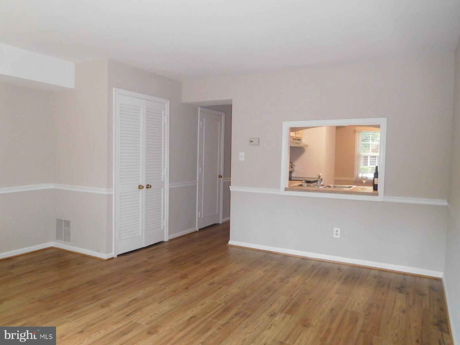 8541 Barrington Court, Unit 917 Springfield, VA 22152 - Photo 5 of 26 Living Room
