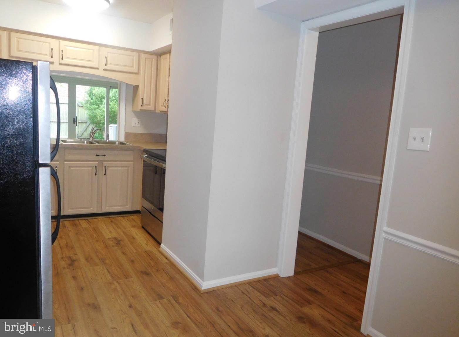 8541 Barrington Court, Unit 917 Springfield, VA 22152 - Photo 8 of 26 Kitchen