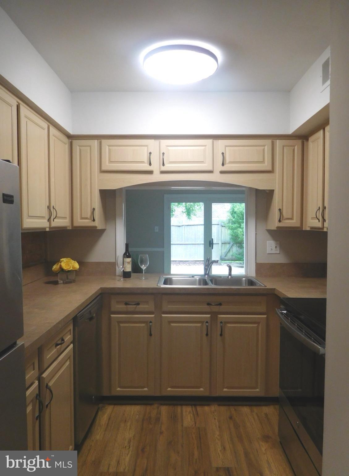 8541 Barrington Court, Unit 917 Springfield, VA 22152 - Photo 9 of 26 Kitchen