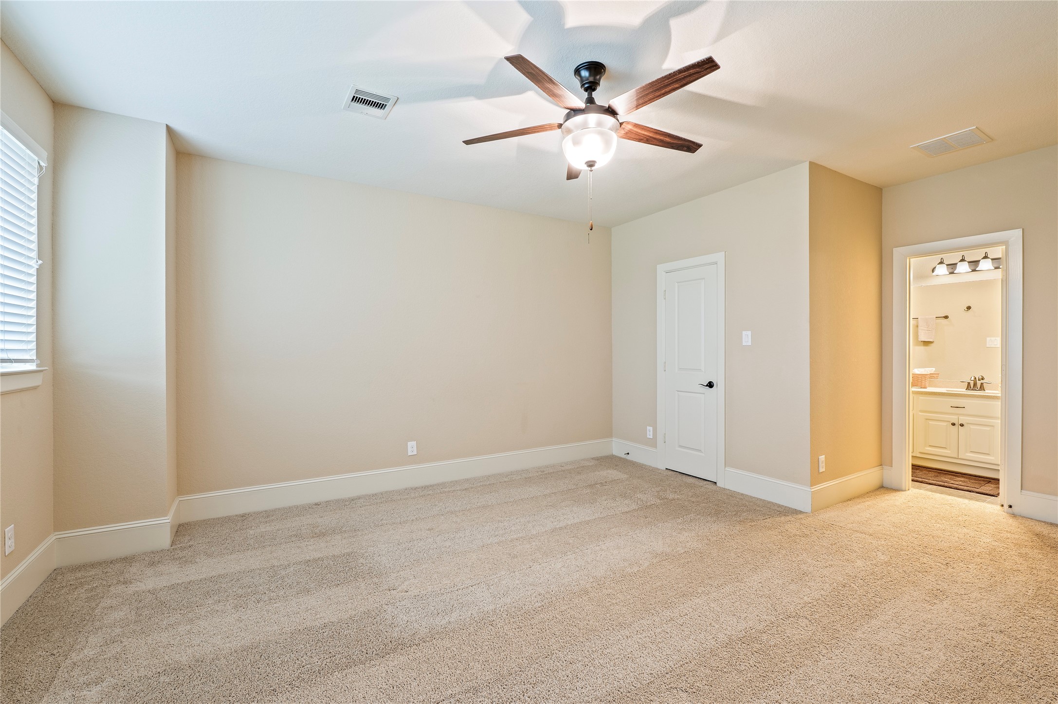 17126 Hamill Drive Rosharon, TX 77583 - Photo 29 of 50 Spacious 3rd bedroom on 2nd level with en suite bath.