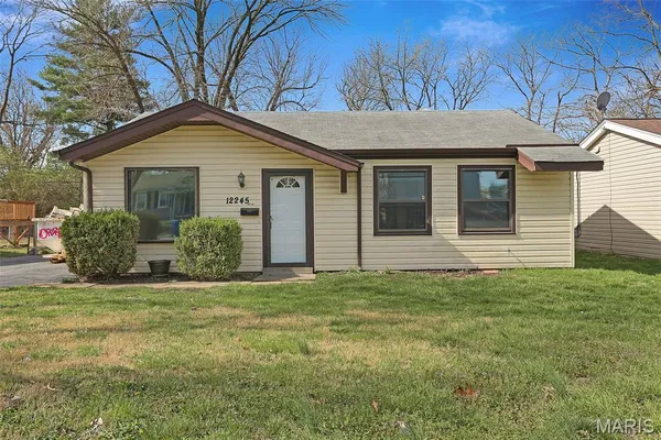 $230,000 | 12245 Bennington Place, Maryland Heights, MO 63043