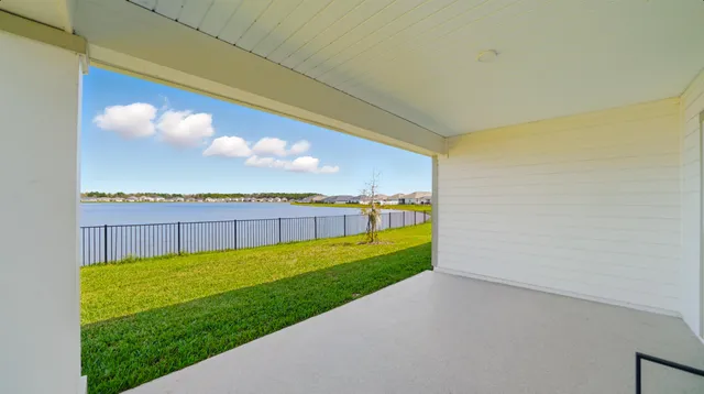 a view of a back yard