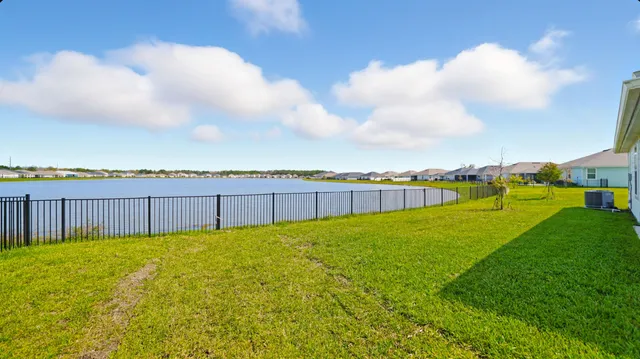 a view of a back yard