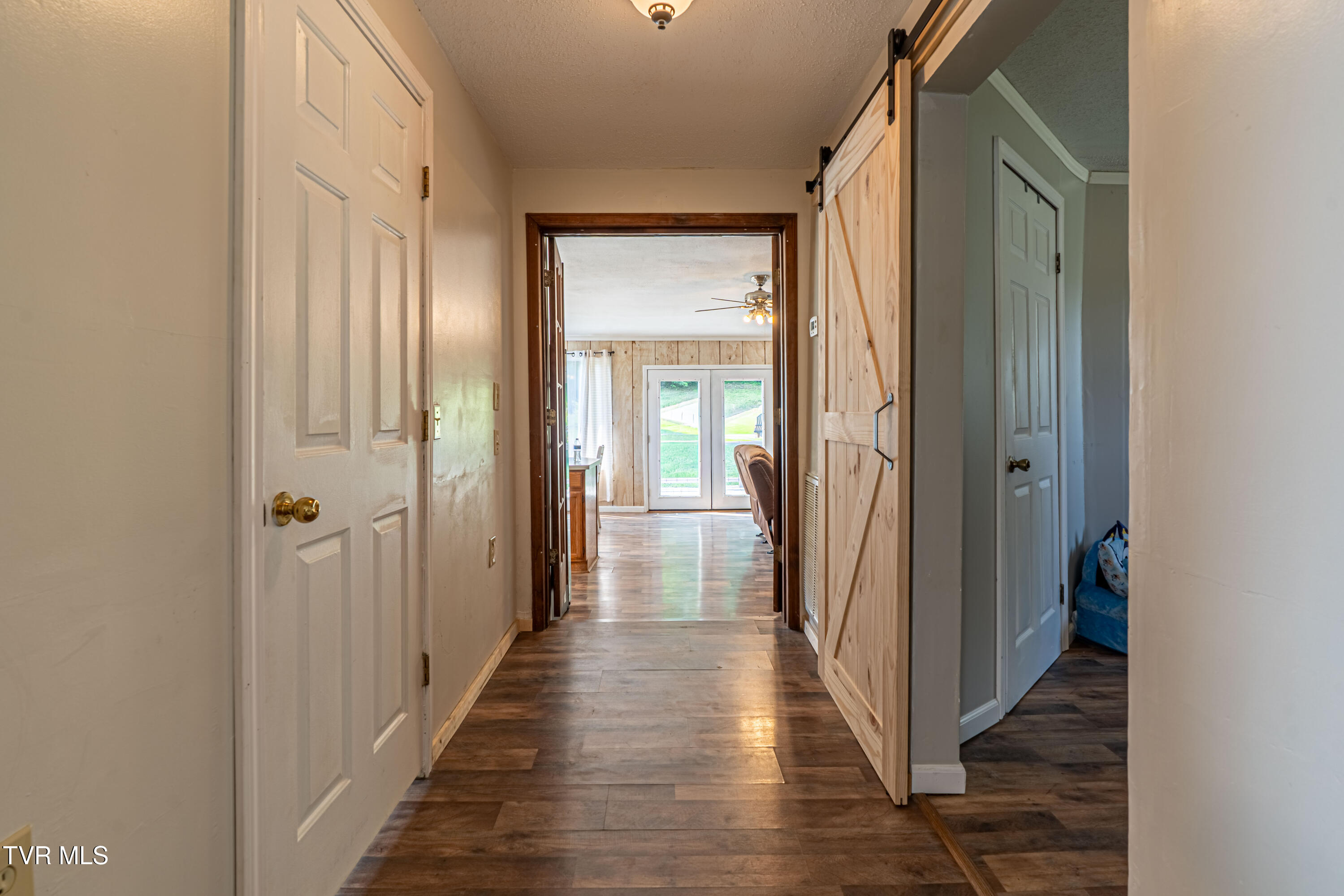 9025 Nininger Road Bristol, VA 24202 - Photo 14 of 46 Hallway from front