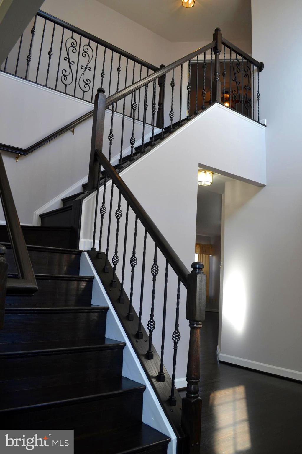 2048 Madrillon Road Vienna, VA 22182 - Photo 5 of 56 Interior View