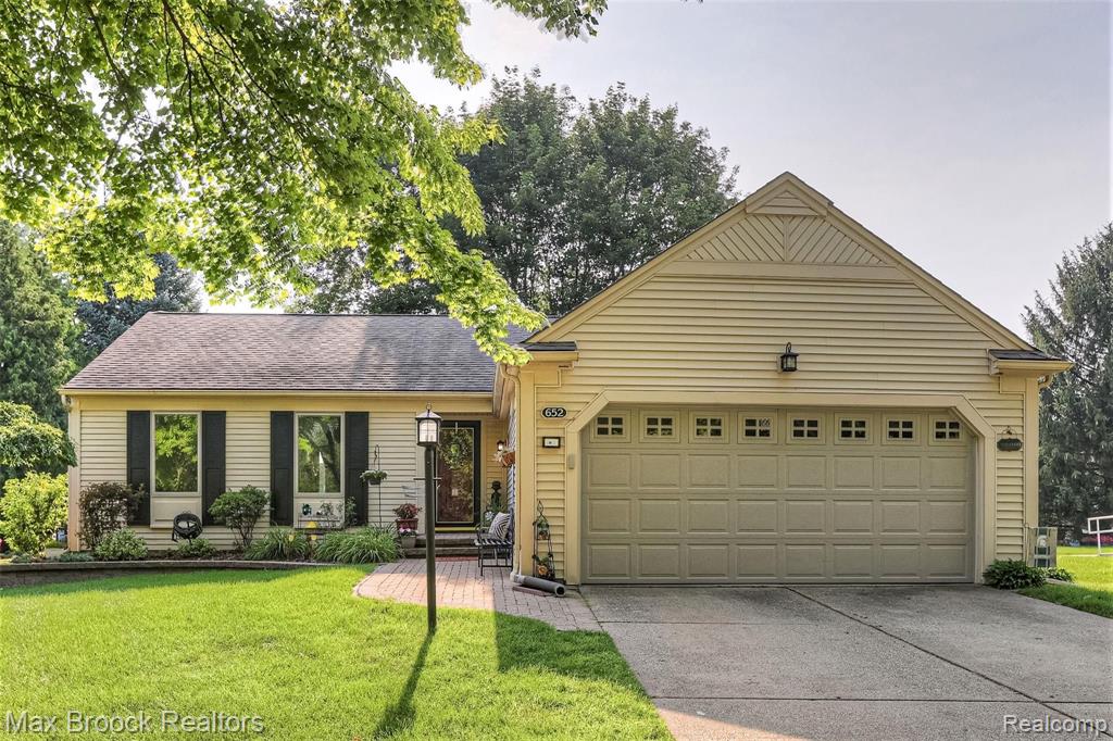 652 Bolinger Street Rochester Hills, MI 48307 - Photo 1 of 22