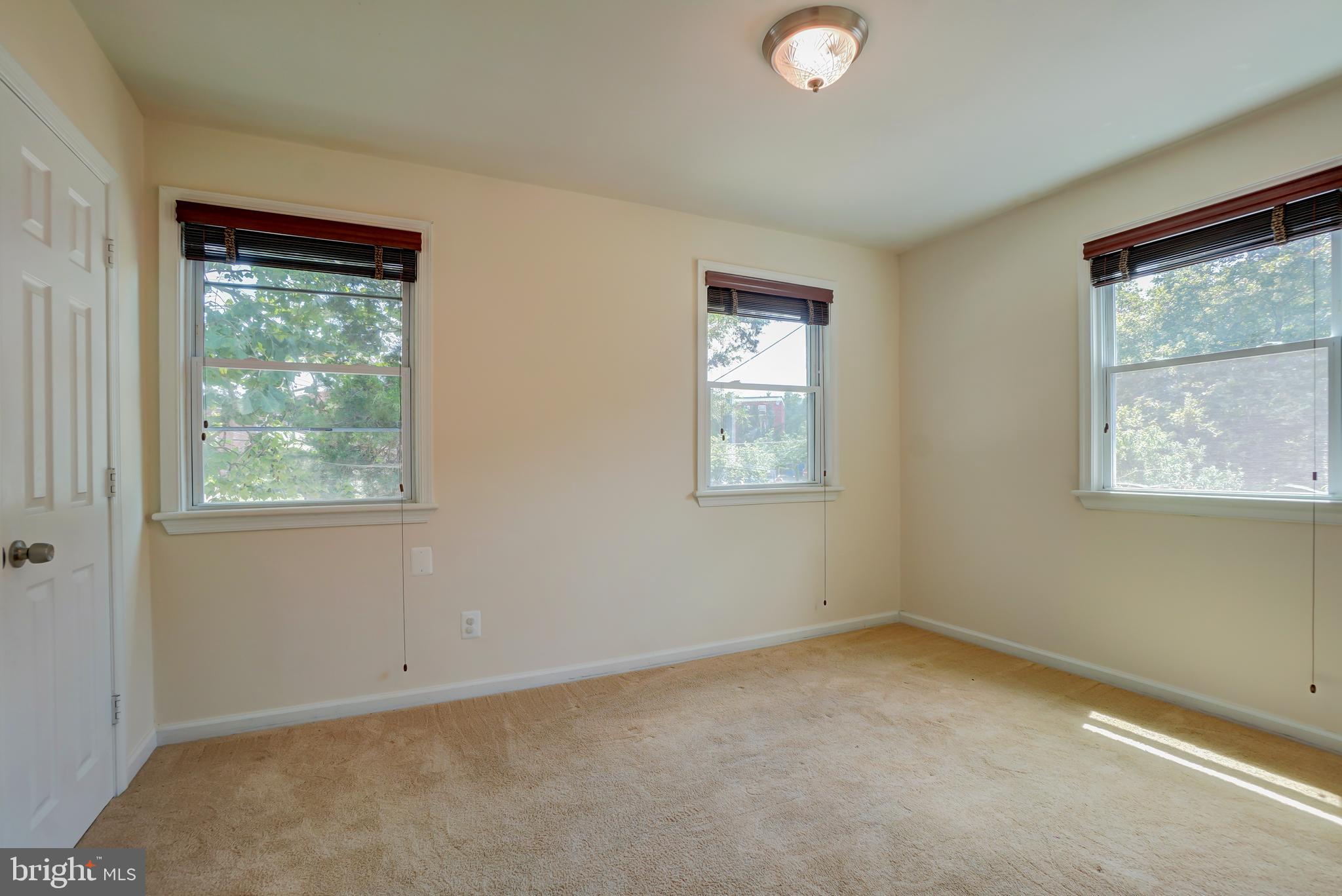 628 Four Mile Road Alexandria, VA 22305 - Photo 19 of 29 an empty room with a window