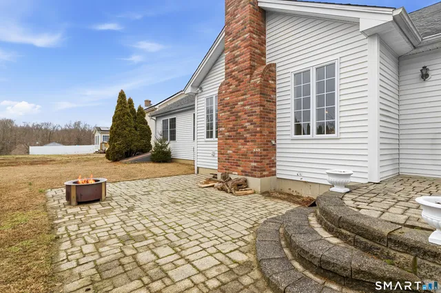 a view of a house with backyard