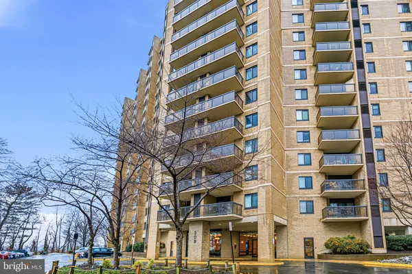$480,000 | 309 Yoakum Parkway, Unit 1003, Alexandria, VA 22304