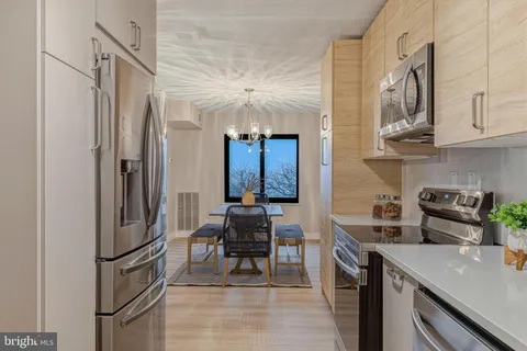 $480,000 | 309 Yoakum Parkway, Unit 1003, Alexandria, VA 22304