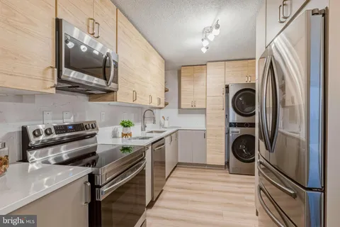 $480,000 | 309 Yoakum Parkway, Unit 1003, Alexandria, VA 22304