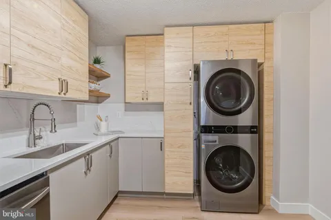 $480,000 | 309 Yoakum Parkway, Unit 1003, Alexandria, VA 22304