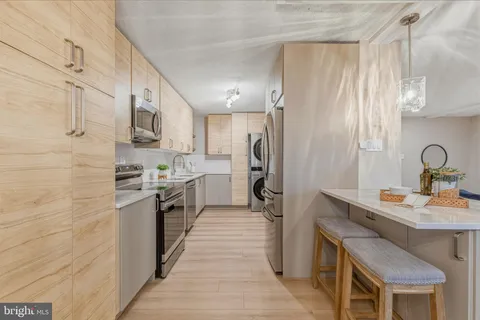 $480,000 | 309 Yoakum Parkway, Unit 1003, Alexandria, VA 22304