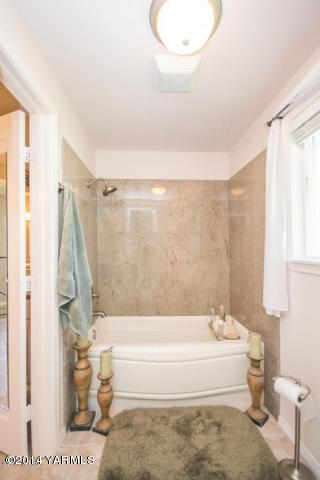 11301 Zier Road Yakima, WA 98908 - Photo 12 of 14 a spacious bathroom with a bathtub and shower