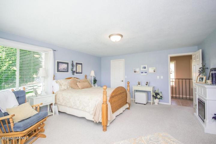 11301 Zier Road Yakima, WA 98908 - Photo 13 of 14 a spacious bedroom with a bed and a couch