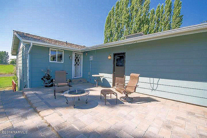 11301 Zier Road Yakima, WA 98908 - Photo 8 of 14 a view of a patio with table and chairs and potted plants