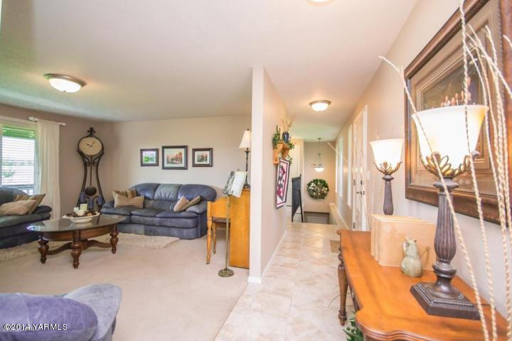 11301 Zier Road Yakima, WA 98908 - Photo 10 of 14 a living room with furniture and a large window