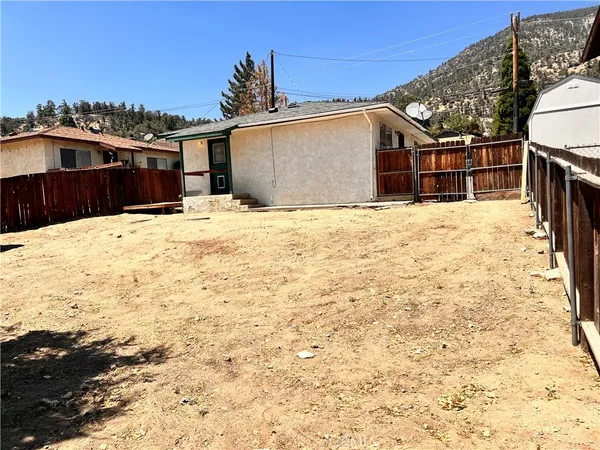 a view of a backyard