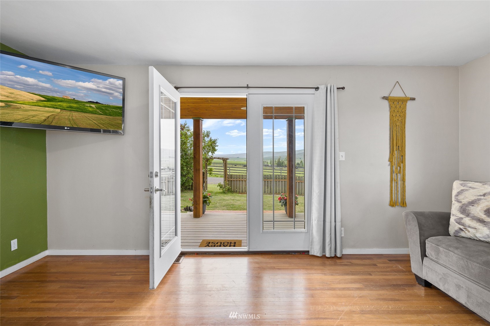 7811 4th Parallel Road Ellensburg, WA 98926 - Photo 11 of 32 a view of livingroom with furniture and window