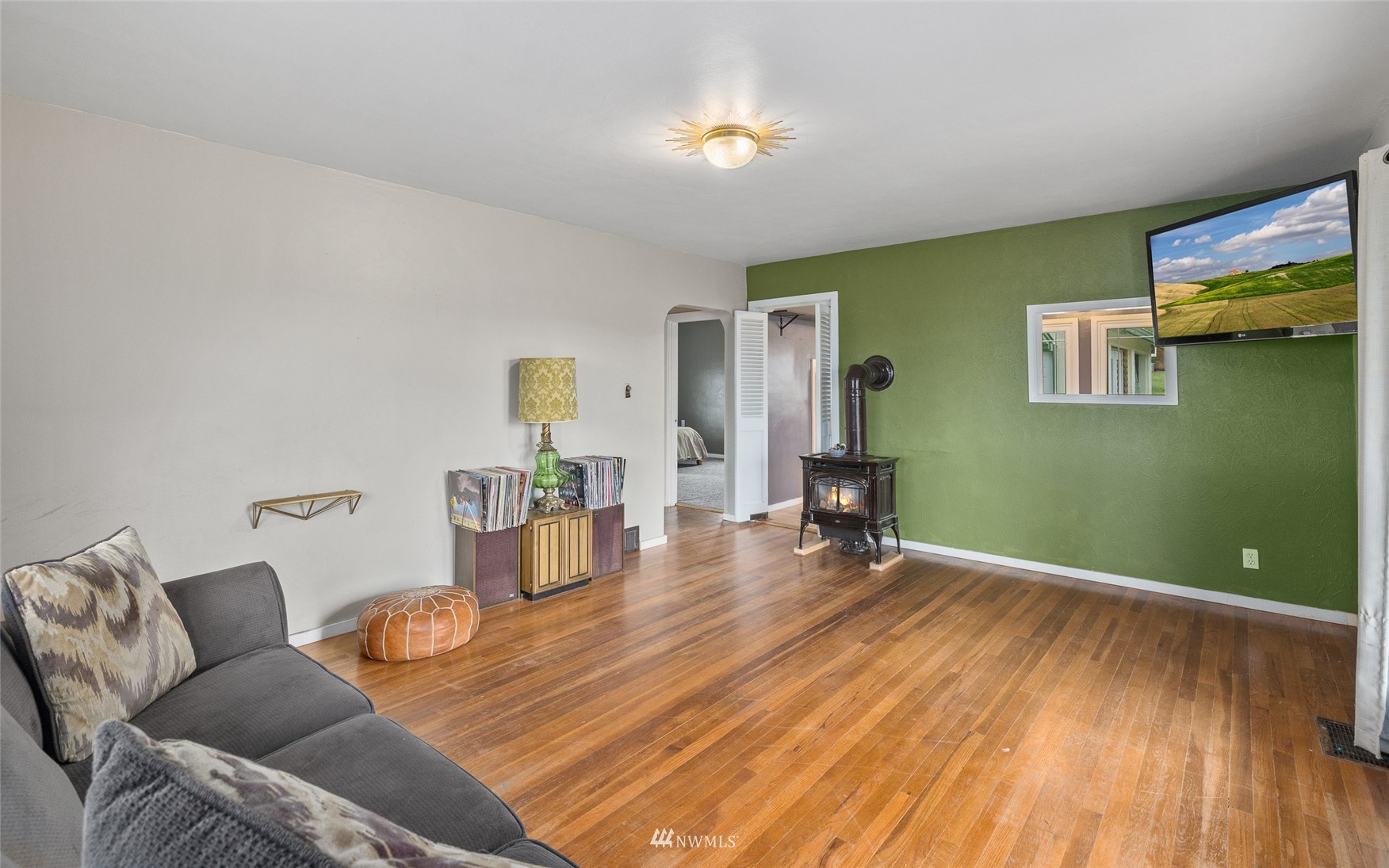 7811 4th Parallel Road Ellensburg, WA 98926 - Photo 12 of 32 a living room with furniture and a wooden floor