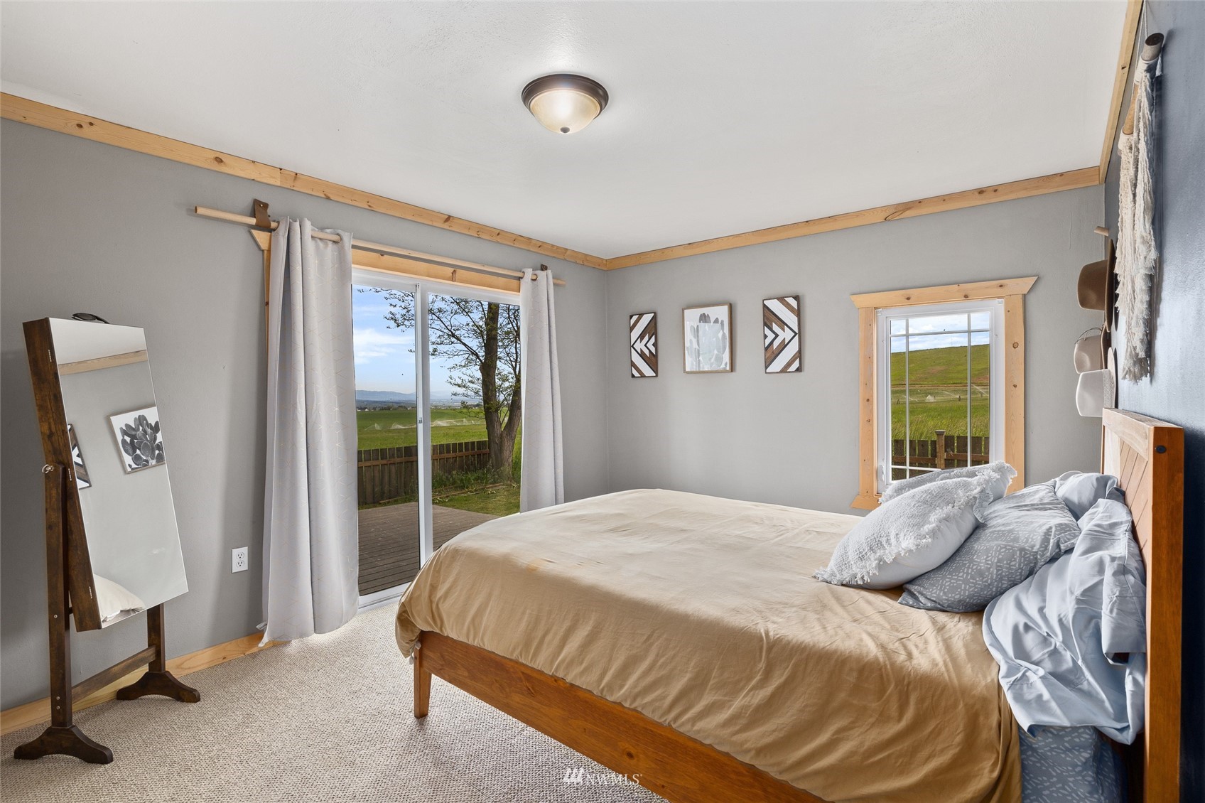 7811 4th Parallel Road Ellensburg, WA 98926 - Photo 16 of 32 a bedroom with a bed and a window