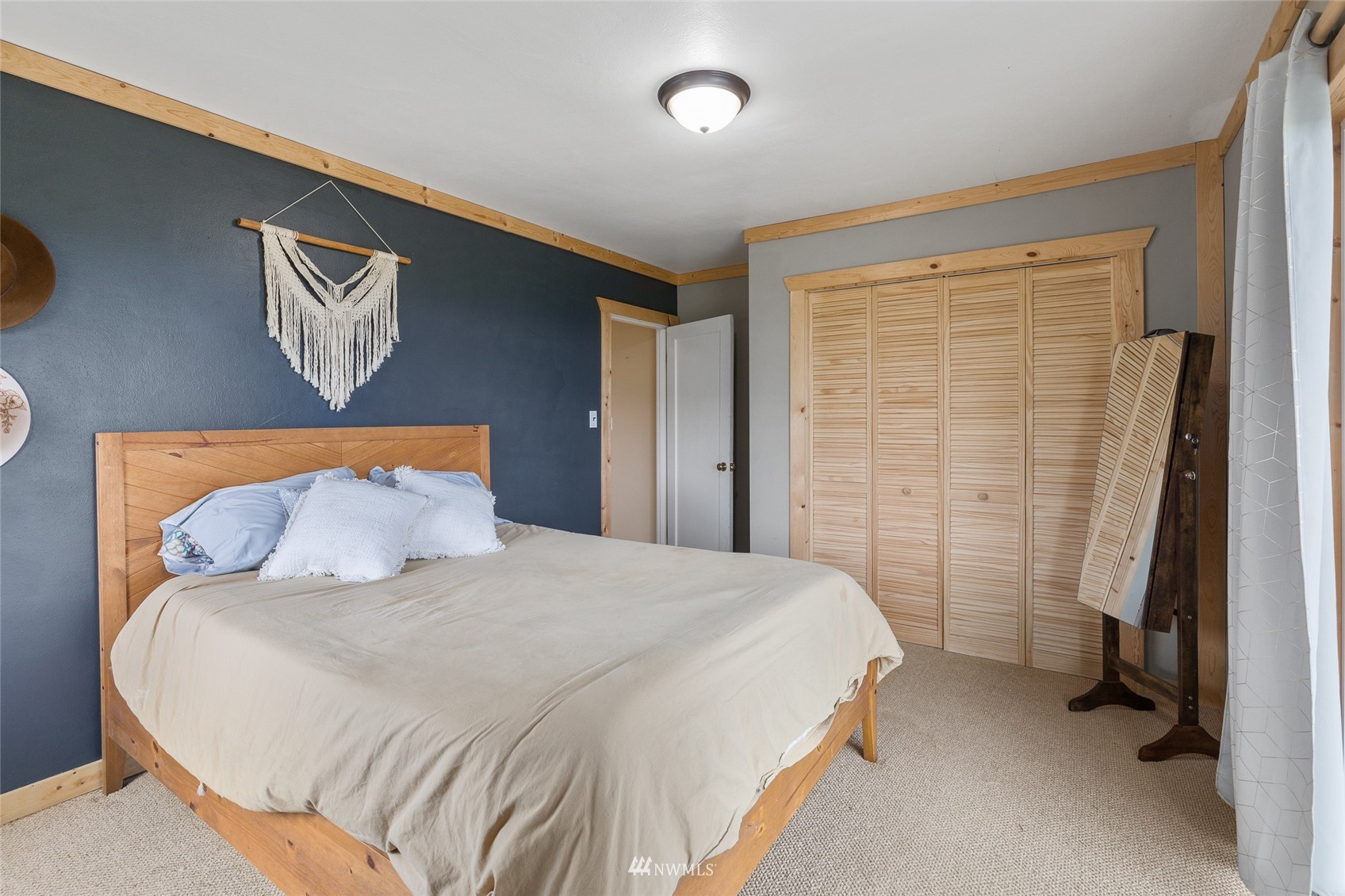 7811 4th Parallel Road Ellensburg, WA 98926 - Photo 17 of 32 a bedroom with a bed and a window