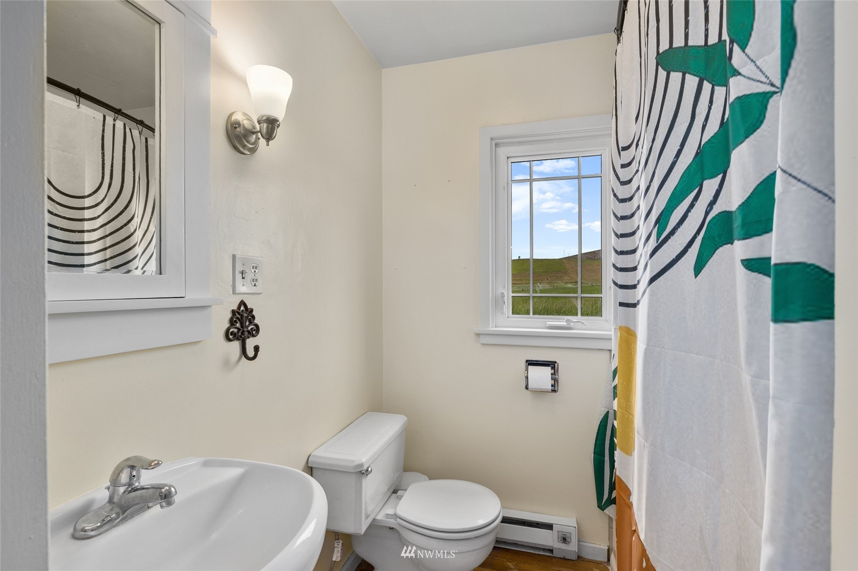 7811 4th Parallel Road Ellensburg, WA 98926 - Photo 18 of 32 a bathroom with a sink a toilet and a mirror