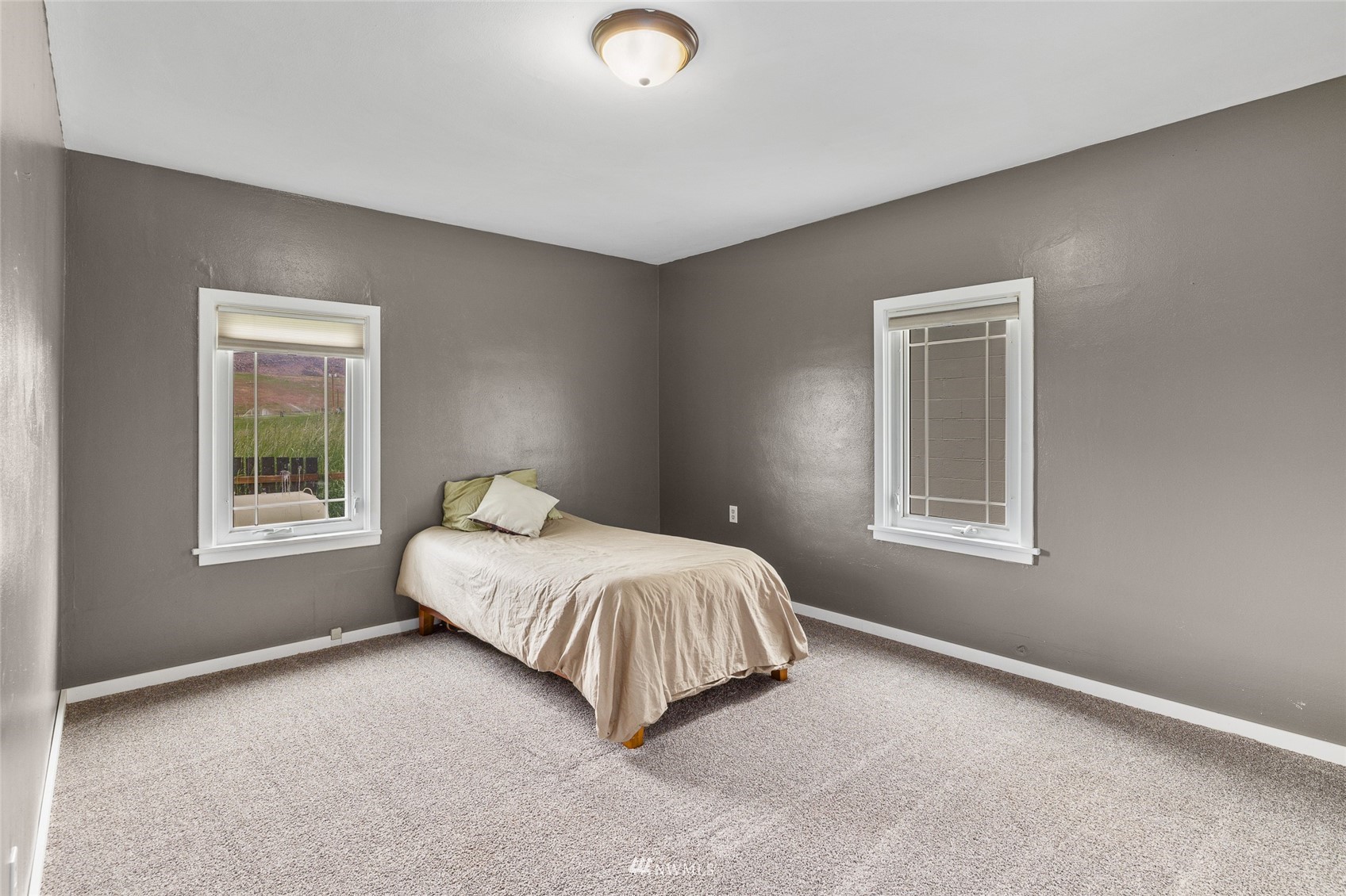 7811 4th Parallel Road Ellensburg, WA 98926 - Photo 19 of 32 a spacious bedroom with a bed and a window