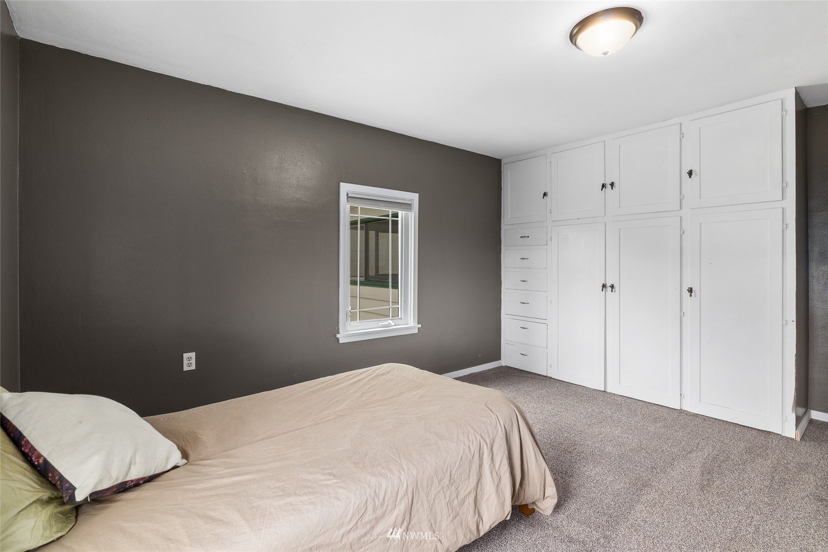 7811 4th Parallel Road Ellensburg, WA 98926 - Photo 20 of 32 a bedroom with a bed and a window