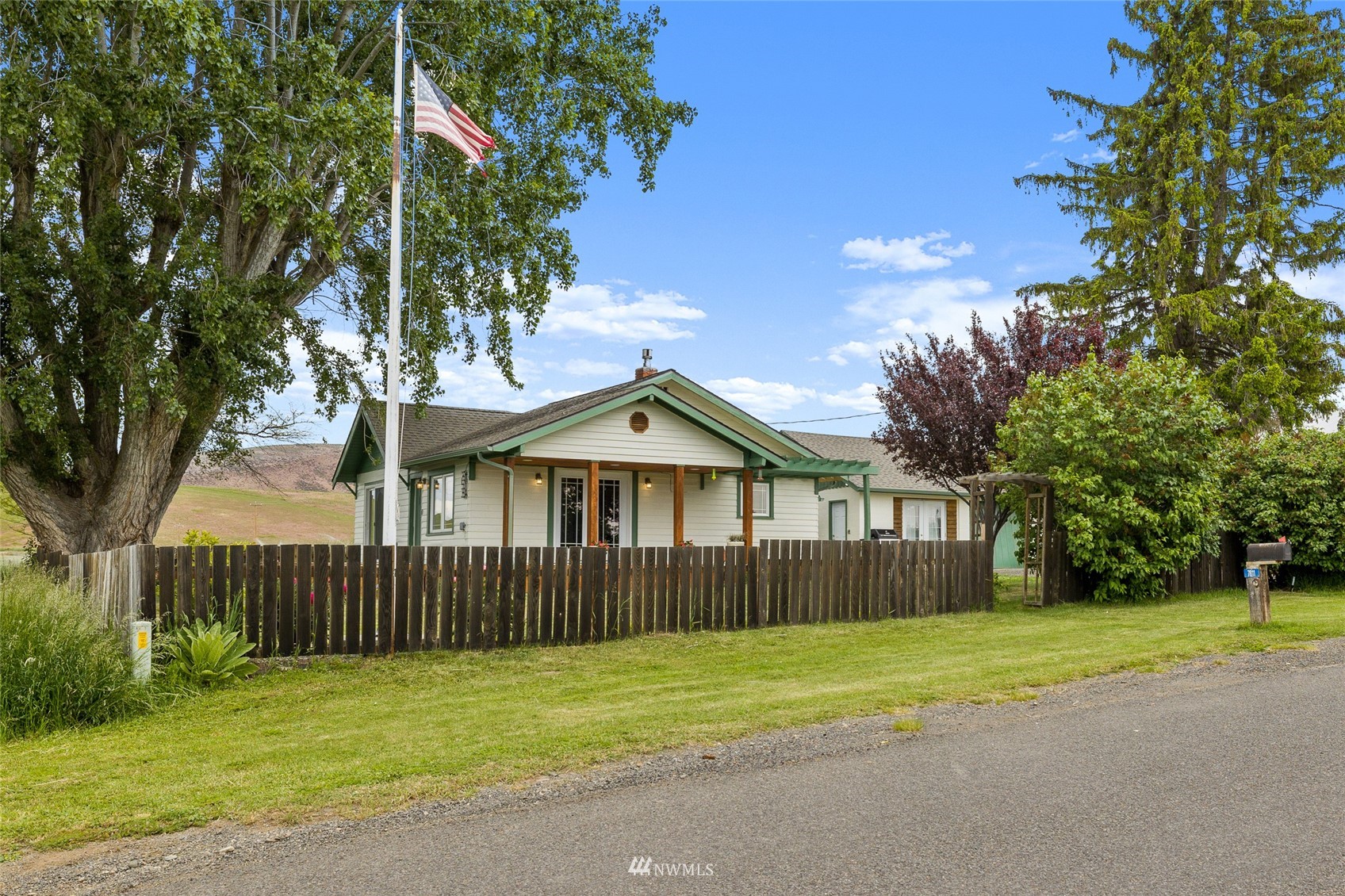 7811 4th Parallel Road Ellensburg, WA 98926 - Photo 2 of 32 a front view of a house with a garden
